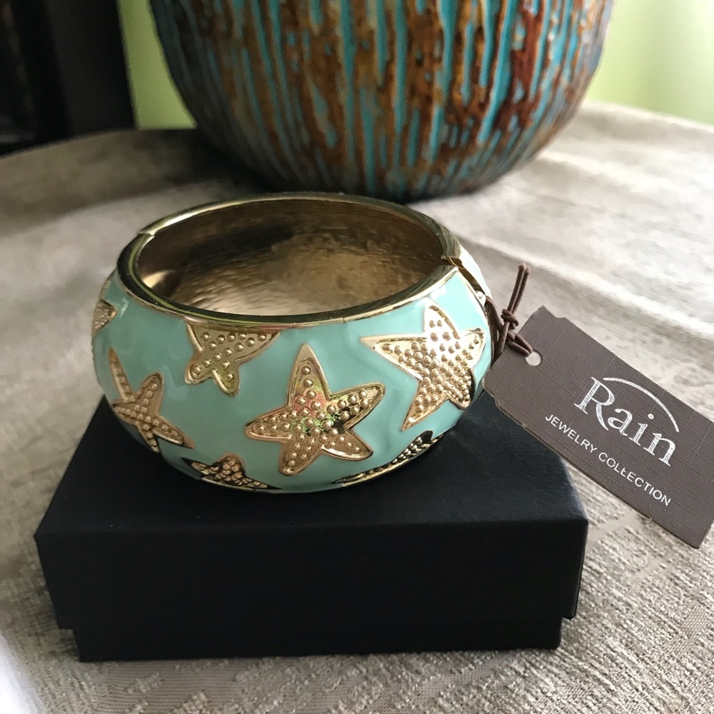 Gold/green starfish bracelet